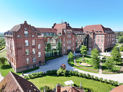 Drohnenaufnahme vom antonius Hauptgebäude in Fulda