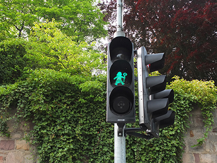 Bild aus Glückortebuch: Ampel in Fulda mit grünem Bonifatius als Ampelmännchen