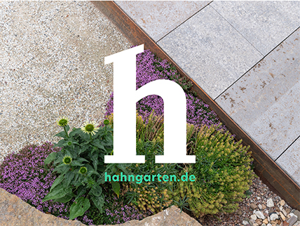 Ein Beet von oben mit dem Logo des Unternehmens HAHN Garten